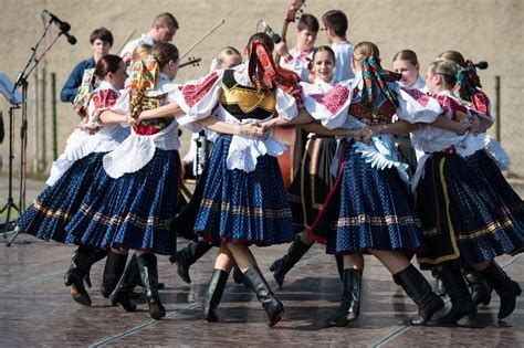 Slovenské ľudové tance-watch