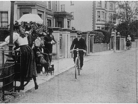 Cyclistes et cavaliers arrivant au cottage