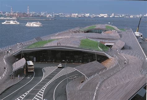 Yokohama : déchargement dans un port