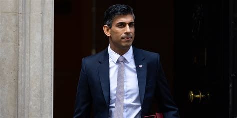 Le président prenant congé de ses ministres
